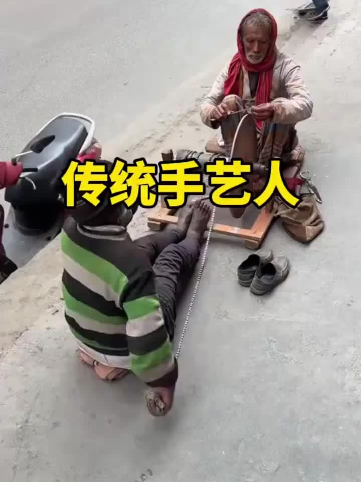 国外街头磨剪子戗菜刀的手艺人