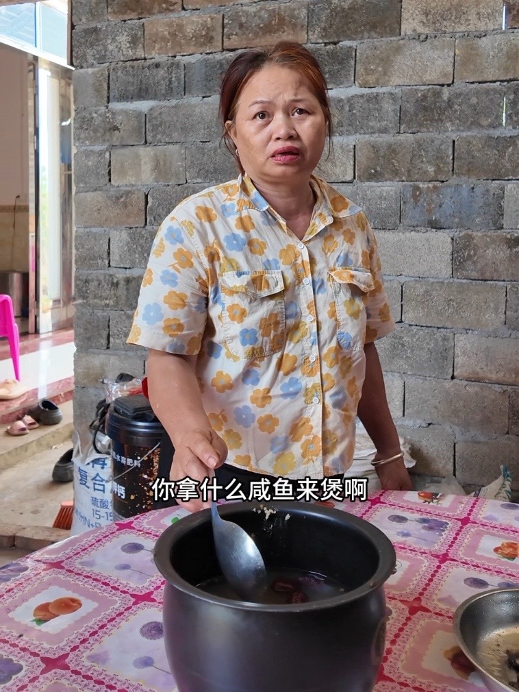 咸鱼绿豆煲糖水做好了，看她们的样子好像不太合口味