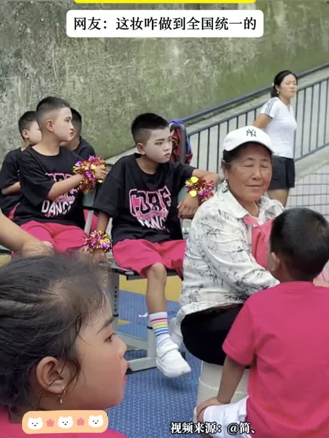 小学生六一表演妆容，每个男孩子脸上都写满了困惑