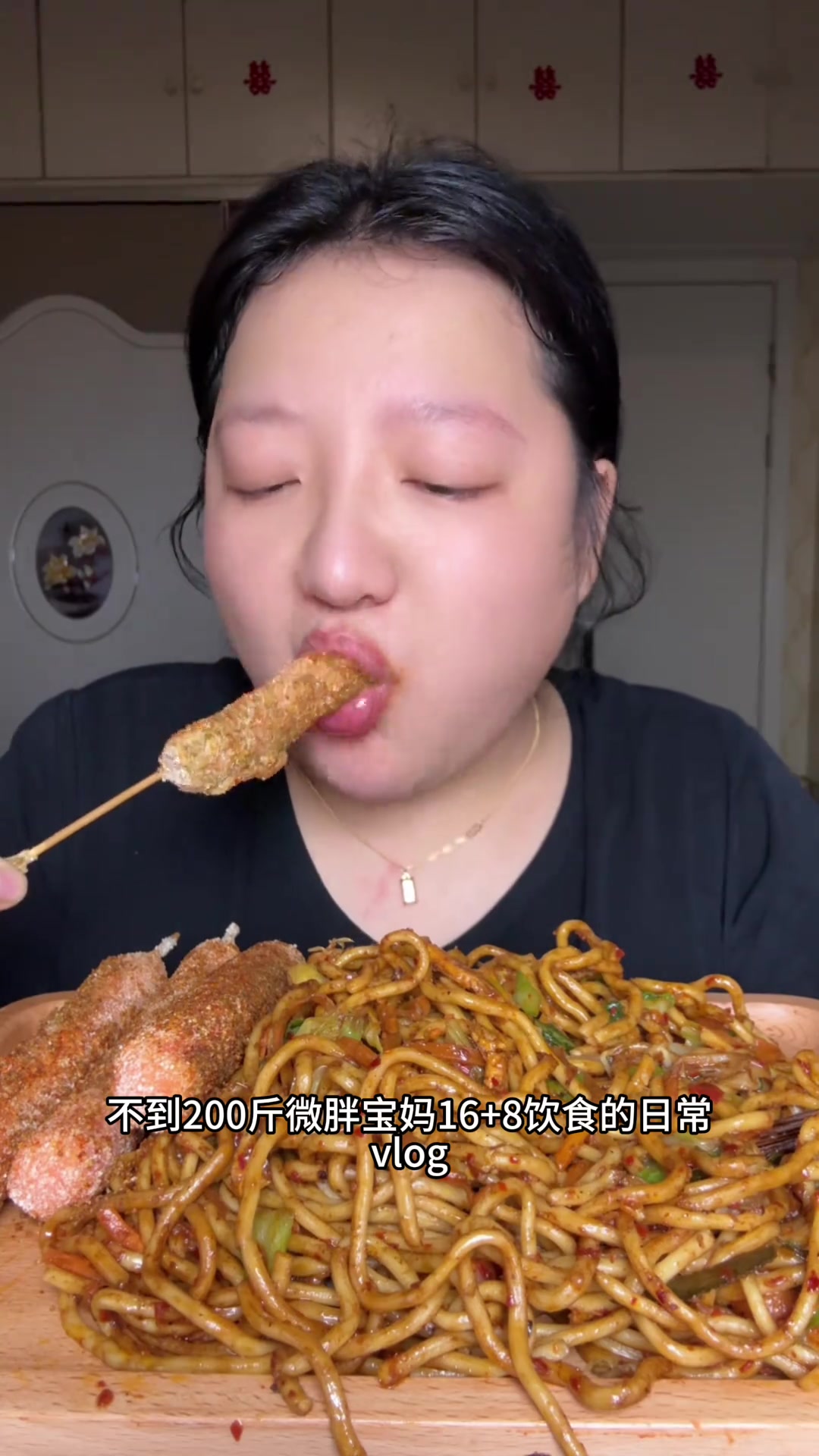 早上点了两个小蛋糕,还吃了特辣的咖喱牛肉面 甜辣口的凉菜拌牛筋面,晚上又跟我老公一起去吃筒
