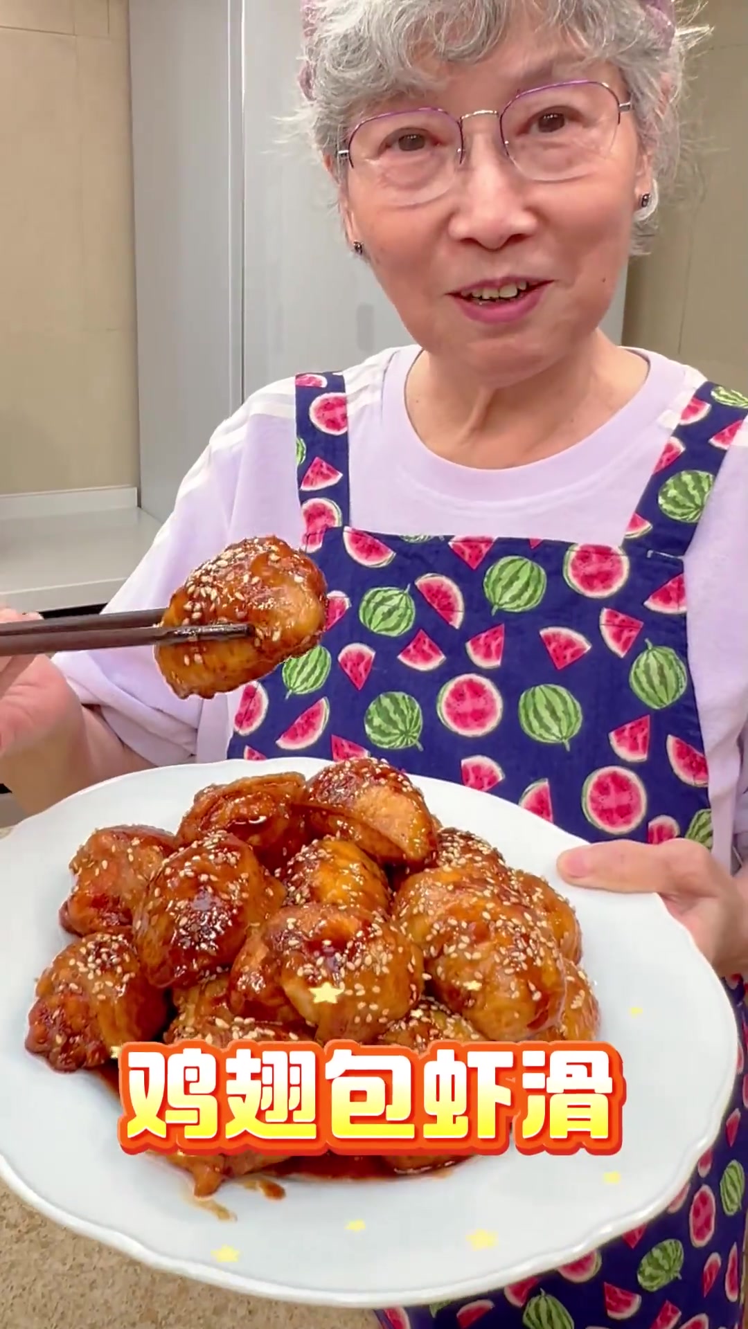 没人能拒绝的鸡翅和虾滑完美搭配！鸡翅不吐骨头，虾滑鲜甜滑嫩，巨香巨好吃！