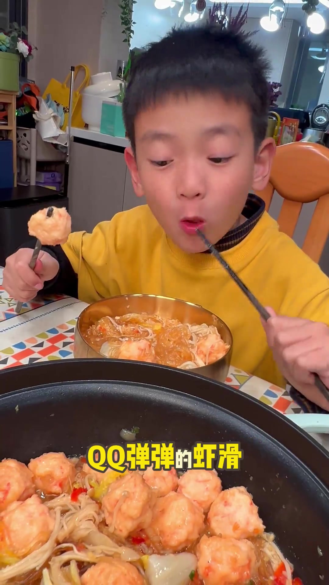 简单又好吃的蒜蓉虾滑粉丝煲!QQ弹弹的虾滑和吸满汤汁的粉丝,太香啦!