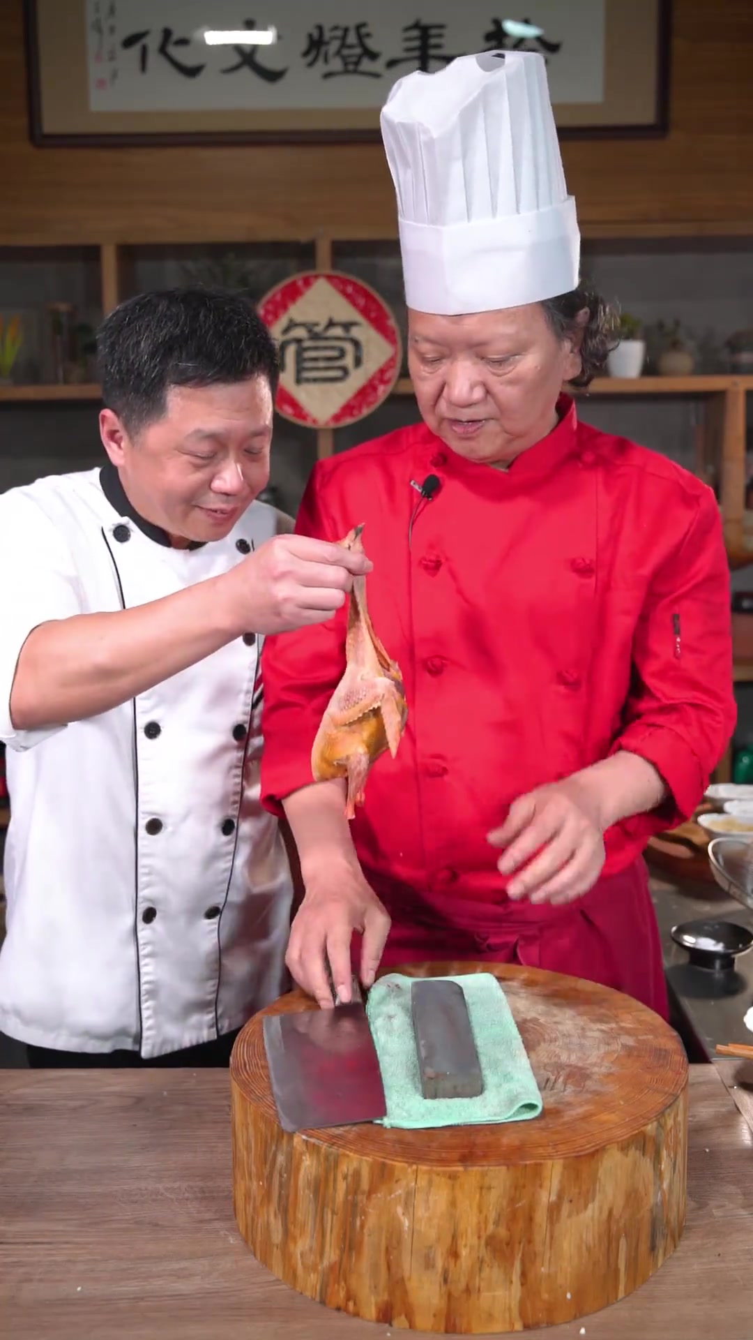 适合初夏的绿豆百合鸽子汤，汤清味美！你一定要试试~