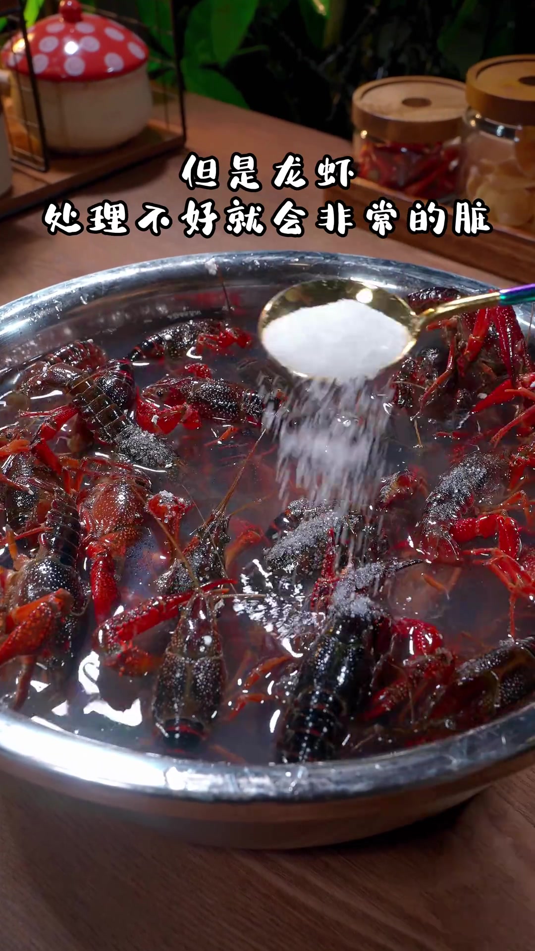 麻辣下龙虾 很多人把小龙虾买回来不知道怎么做，那你可以试试我这样的做法，麻辣鲜香好吃到舔手