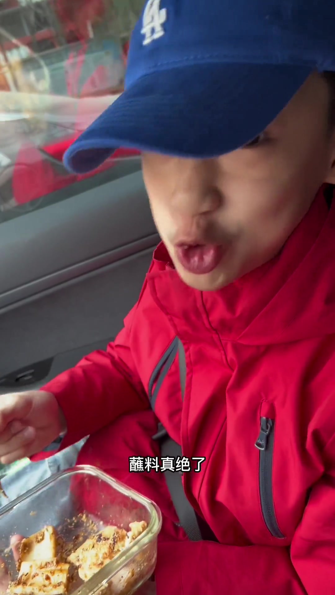 铁板大鱿鱼，秘制烧烤料，必备铁板酱汁，信息量比较大，咱们把夜市搬回家