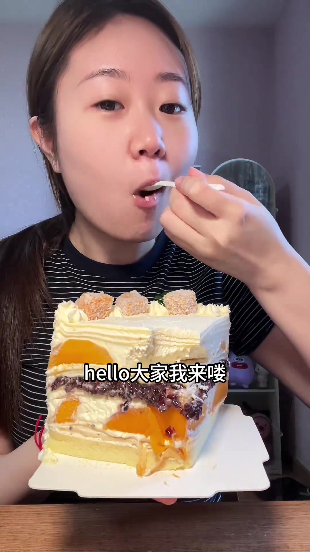 上午吃的芒果紫米千层蛋糕太好看了又好吃，奶油蛋糕三明治也好好吃！大家爱吃红糖馒头吗哈哈我好