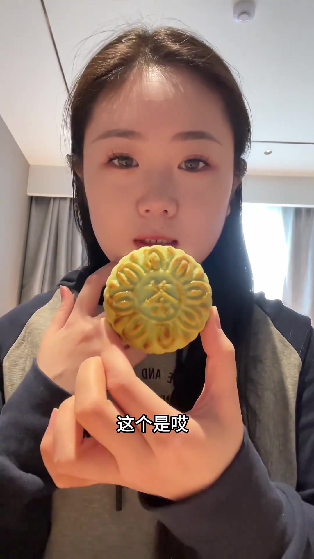 我太爱烤鸭了哈哈一个人就可以炫半只 肉饼也是我的爱 拿破仑超级火也是大排长队 吃了就觉得很