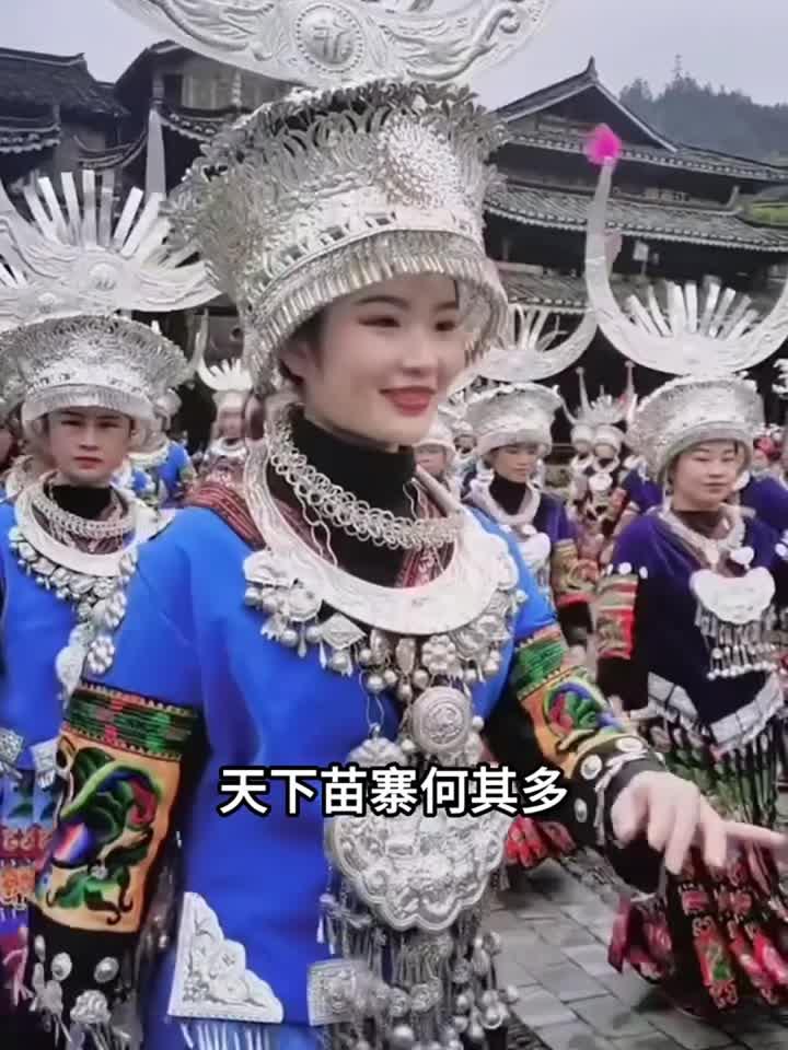 贵州西江千户苗寨灯火璀璨，是国内颜值顶尖的特色苗寨
