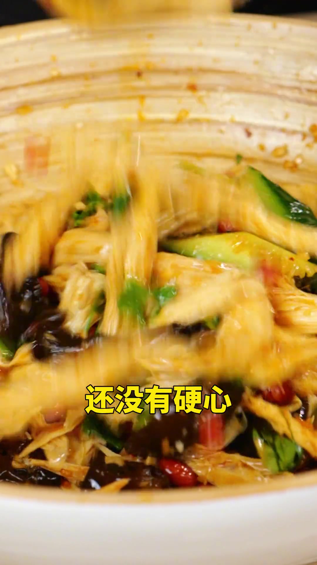 劲道入味，一口爆汁儿的 来了！我家每次做都要被抢光的一道小凉菜！做法简单，全家都夸你是大厨