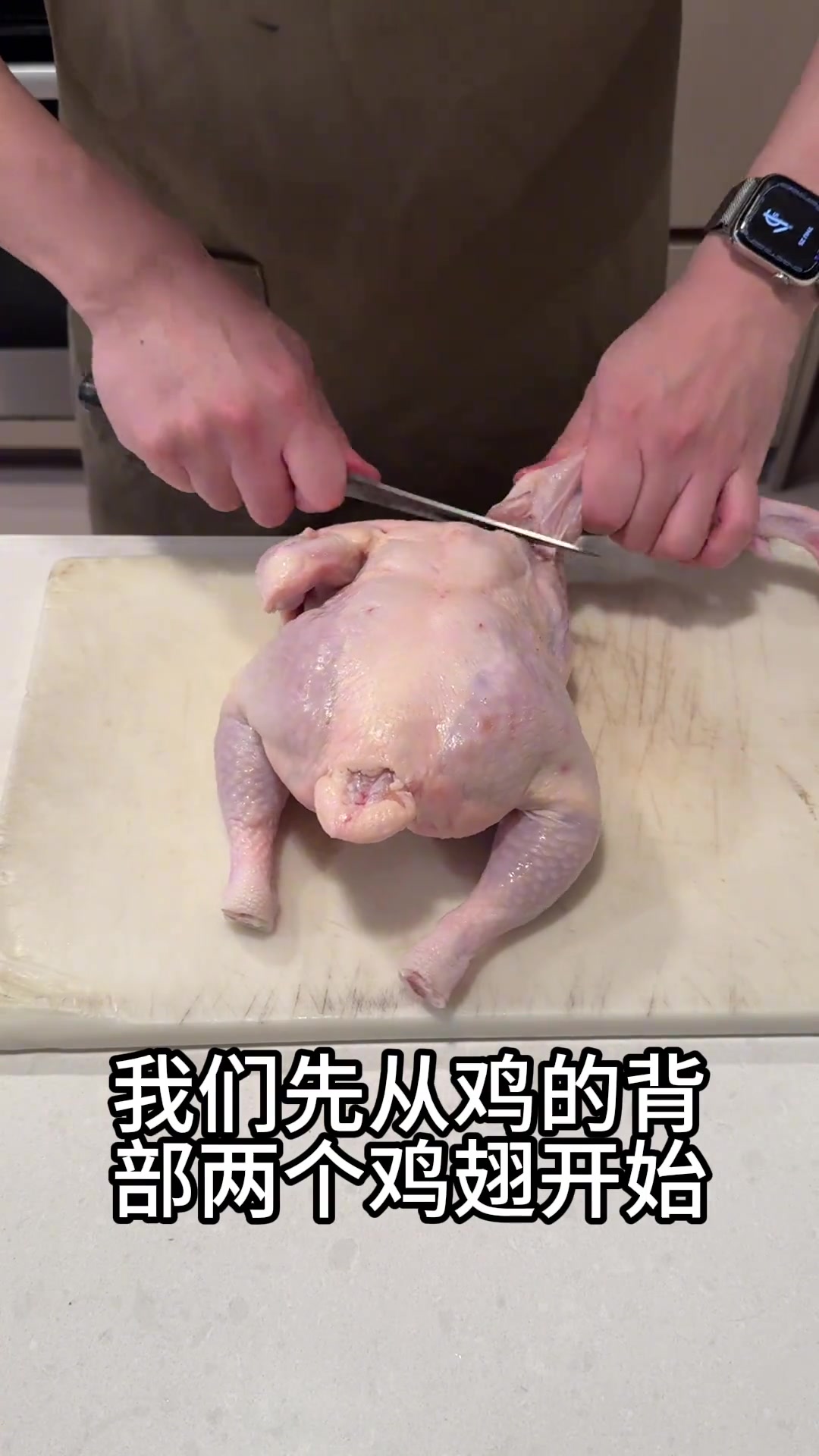 今天来教大家如何分解整鸡,学会了以后可以自己买整鸡回来处理。剩下的鸡架骨可以用来煲汤,没有