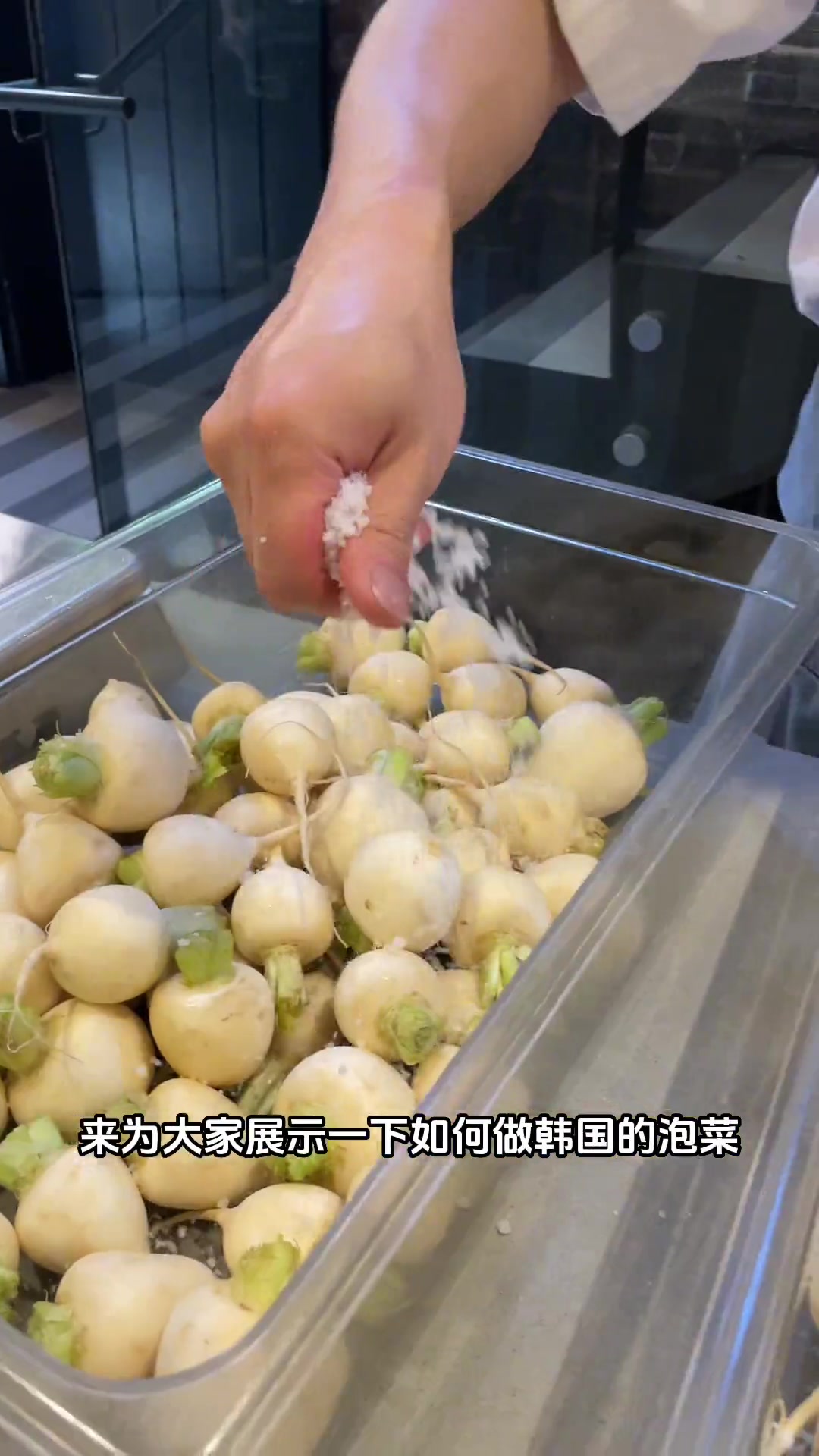 这次给大家展示一下韩国泡菜的制作方法！自己做的泡菜真的是比超市买的要好吃了几倍！  菜谱如