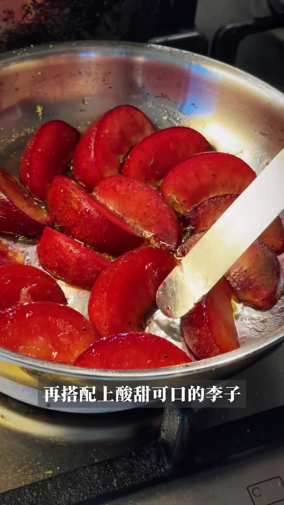 香煎鹅肝吐司,这么吃一点不腻 我真的是大爱鹅肝,这次又换了一个新的做法。香煎鹅肝和面包的搭