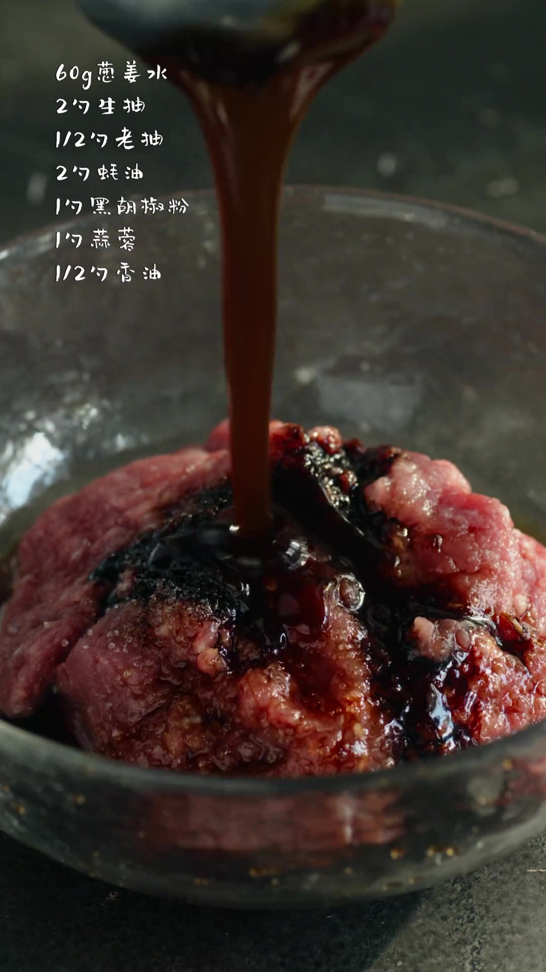 不用和面，一张手抓饼做出喷香的「千层牛肉饼」，满嘴肉香，再坚持一下，吃完这口就下班。
