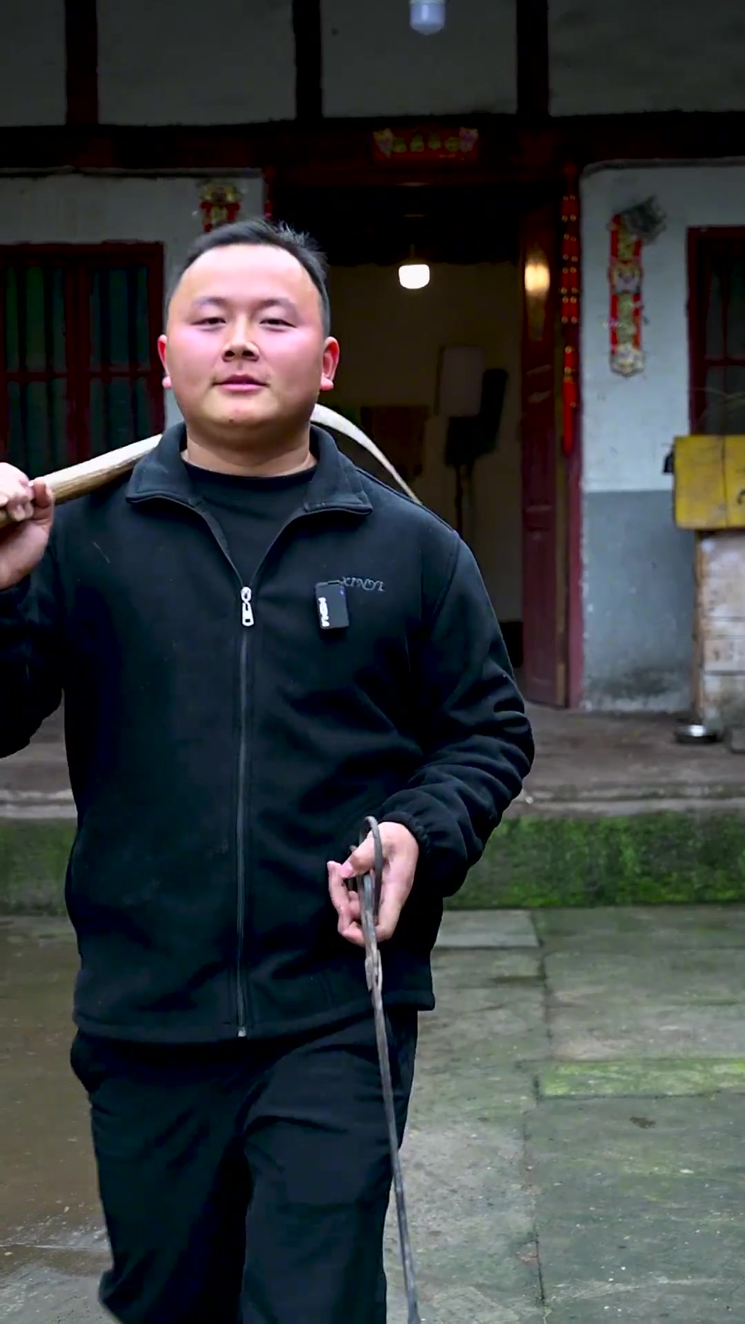 鸡汤火锅 初冬岁寒,熬一锅热气腾腾的鸡汤,再去菜园子摘一些自己种的蔬菜回来涮火锅,暖心又暖