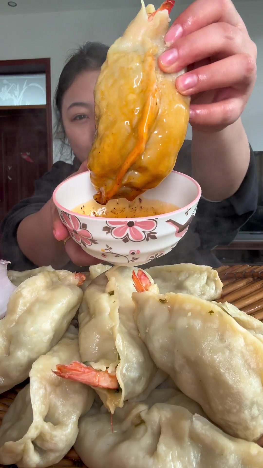 今天吃香香的大虾蒸饺，汉堡+黏糊火鸡面