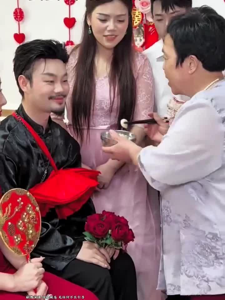 在新婚当天婆婆为夫妻两人吃汤圆，新娘却生气了，这到底是婆婆不