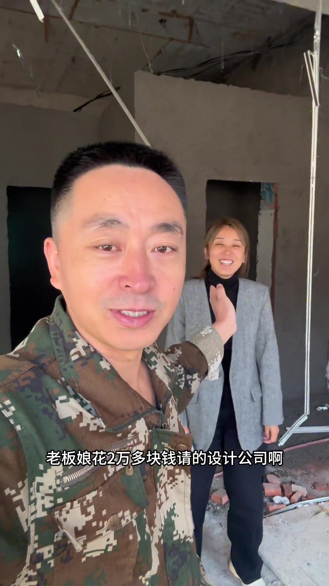 老板娘给装修工人改善伙食，买一条10多斤的野生大鲤鱼，让大厨做经典硬菜“怀胎大鲤鱼”，没想