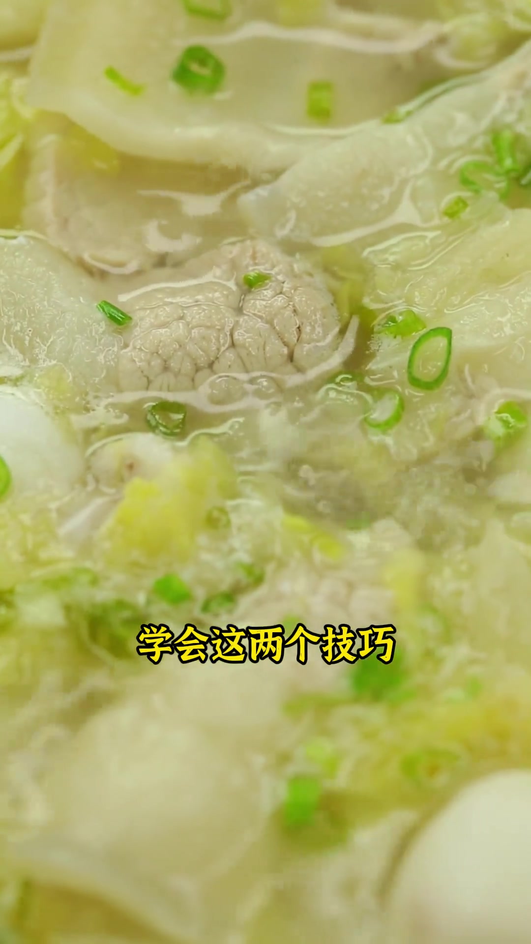 地道的东北硬菜酸菜白肉，怎么做才好吃？跟着老郝学会这两个技巧，保证是酸菜酸爽开胃、五花肉软