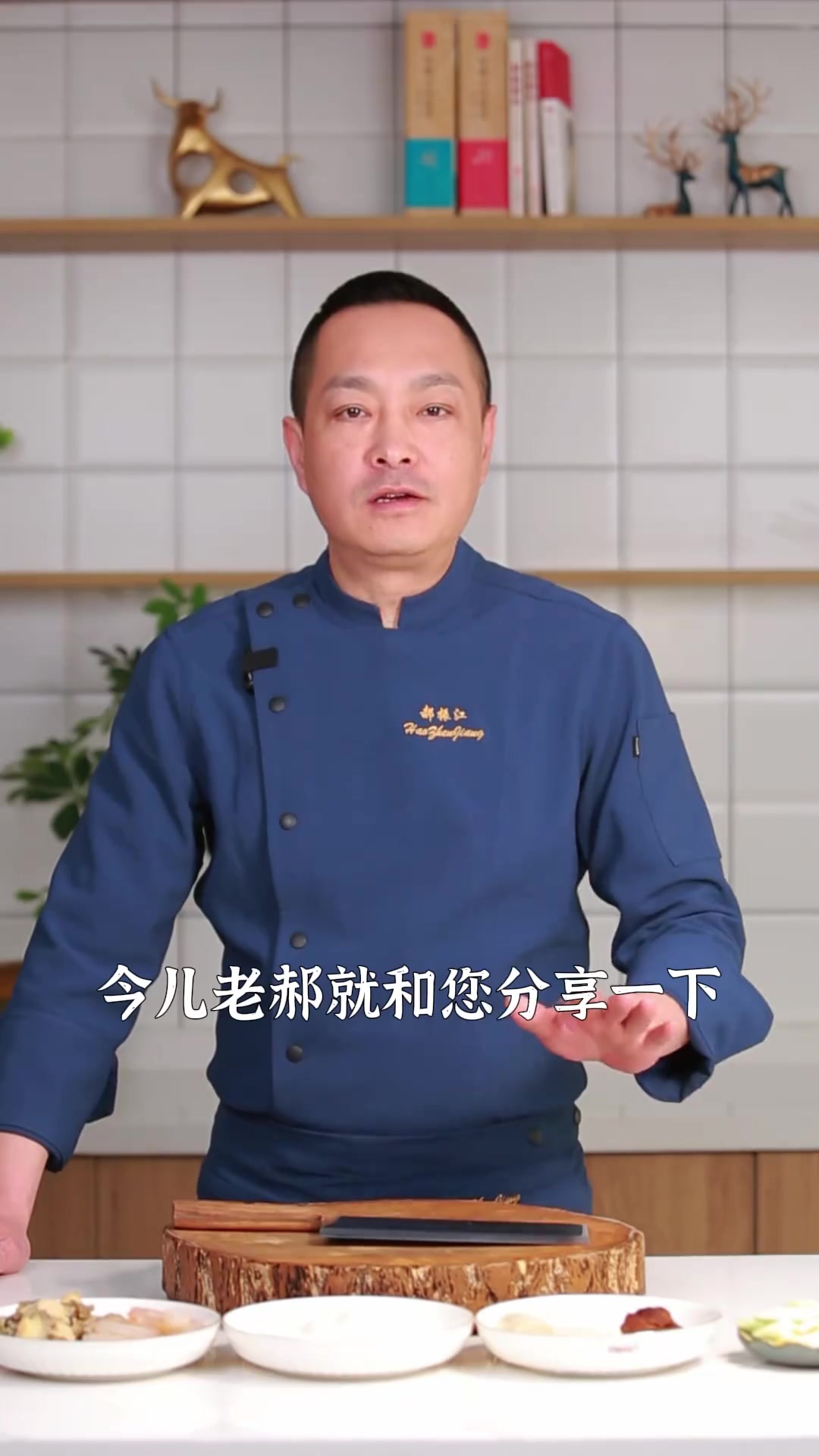 不是所有的川菜都是辣的,这道宴席菜代表之一锅巴三鲜给大家分享,锅巴吸满汤汁松脆可口,在配上