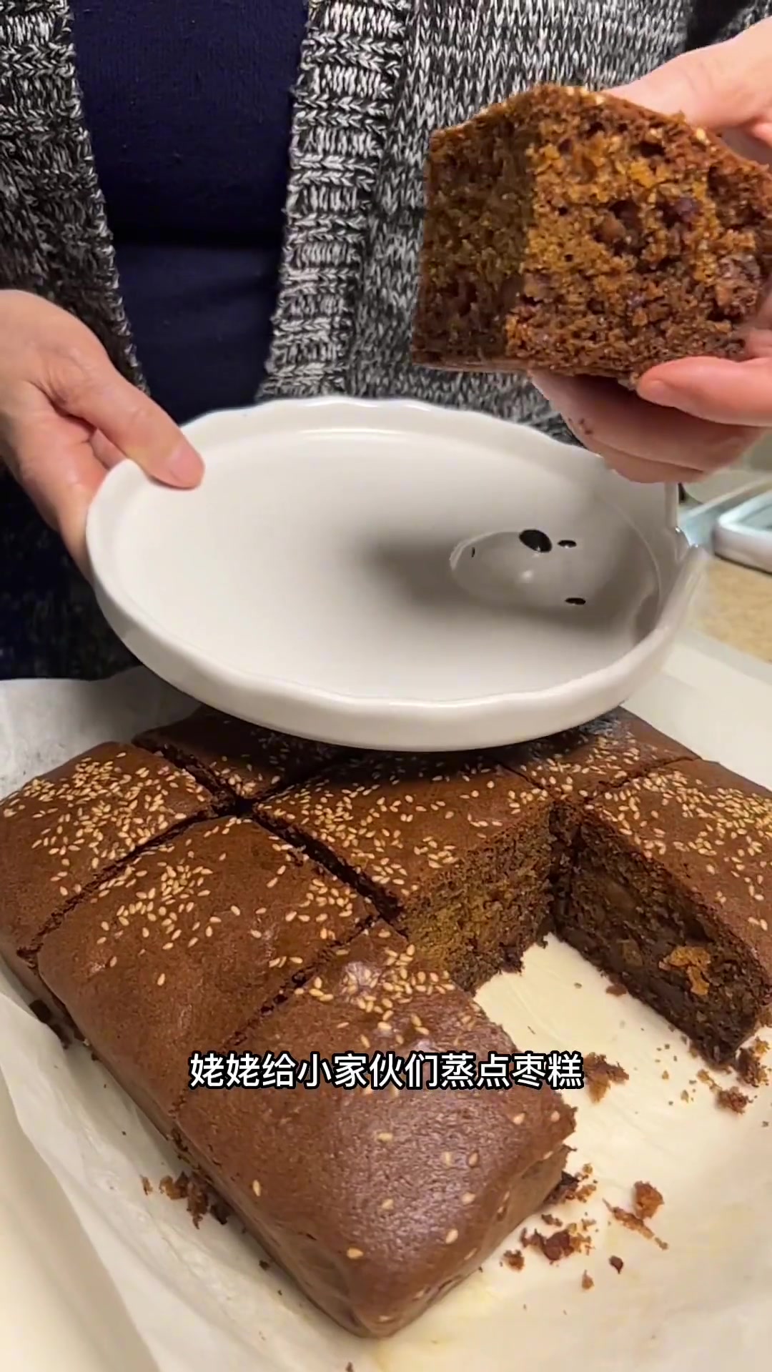 这个配方通用,能蒸能烤,您想用哪种方法都没问题～超级好吃的枣糕～比想象的简单多啦,看一遍就