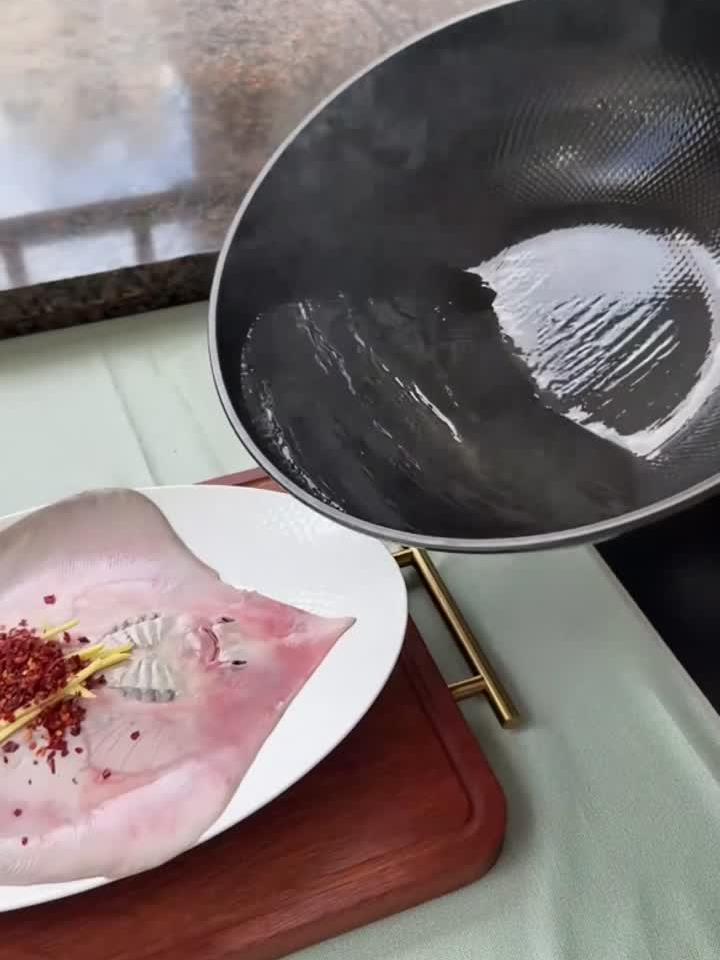 都说魔鬼鱼不能吃，其实按照我这个做法，既简单味道也非常