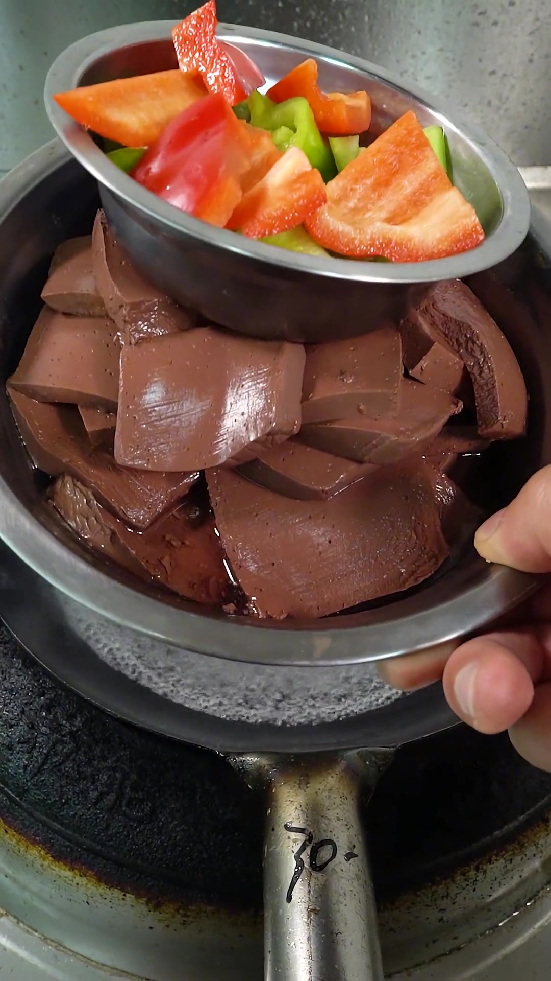 家常菜辣炒羊血~精彩美食、持续更新~