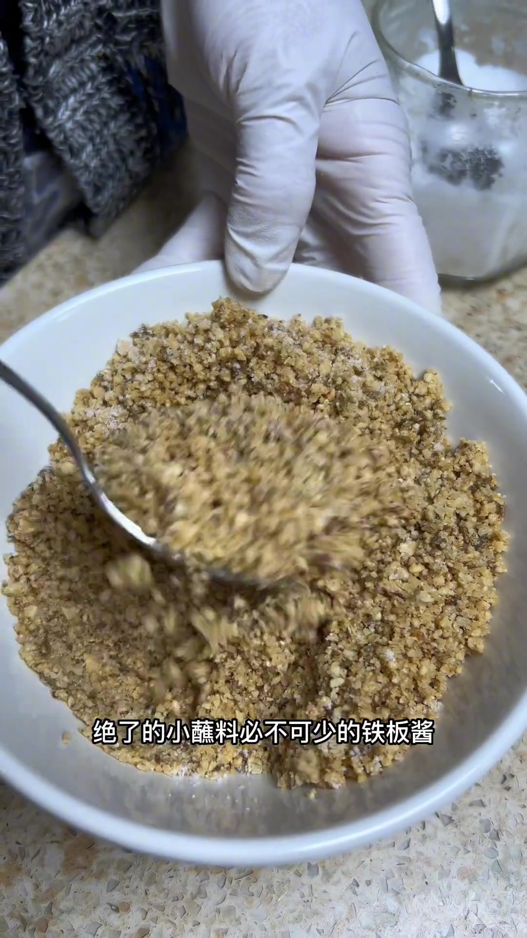 铁板大鱿鱼,秘制烧烤料,必备铁板酱汁,信息量比较大,咱们把夜市搬回家