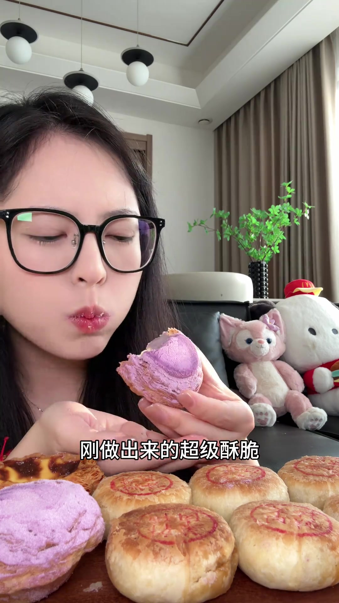 微胖女生干饭日常|蓝莓乳酪面包 泡芙 新疆炒米粉…