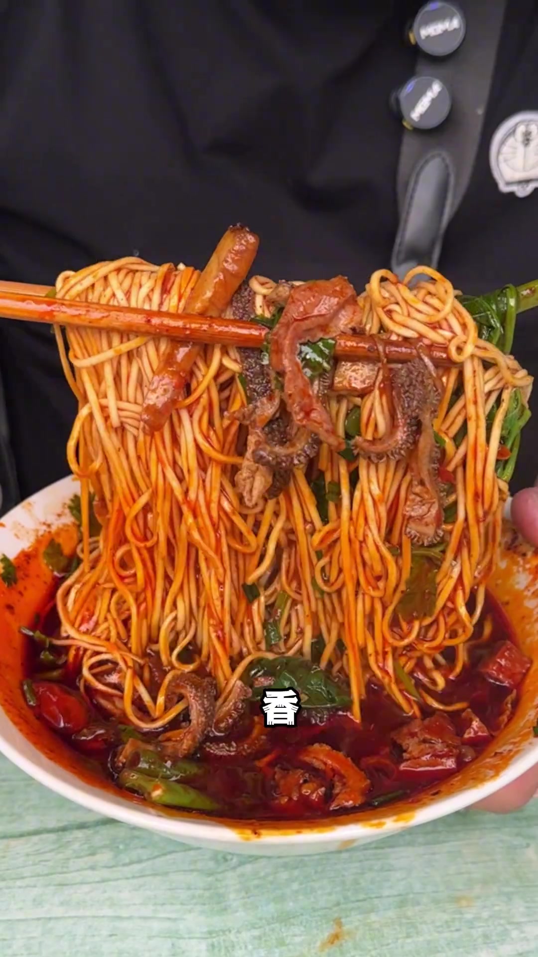 嗦遍全国100家面45站。丰都这碗红汤羊肉命,真的好吃得要命