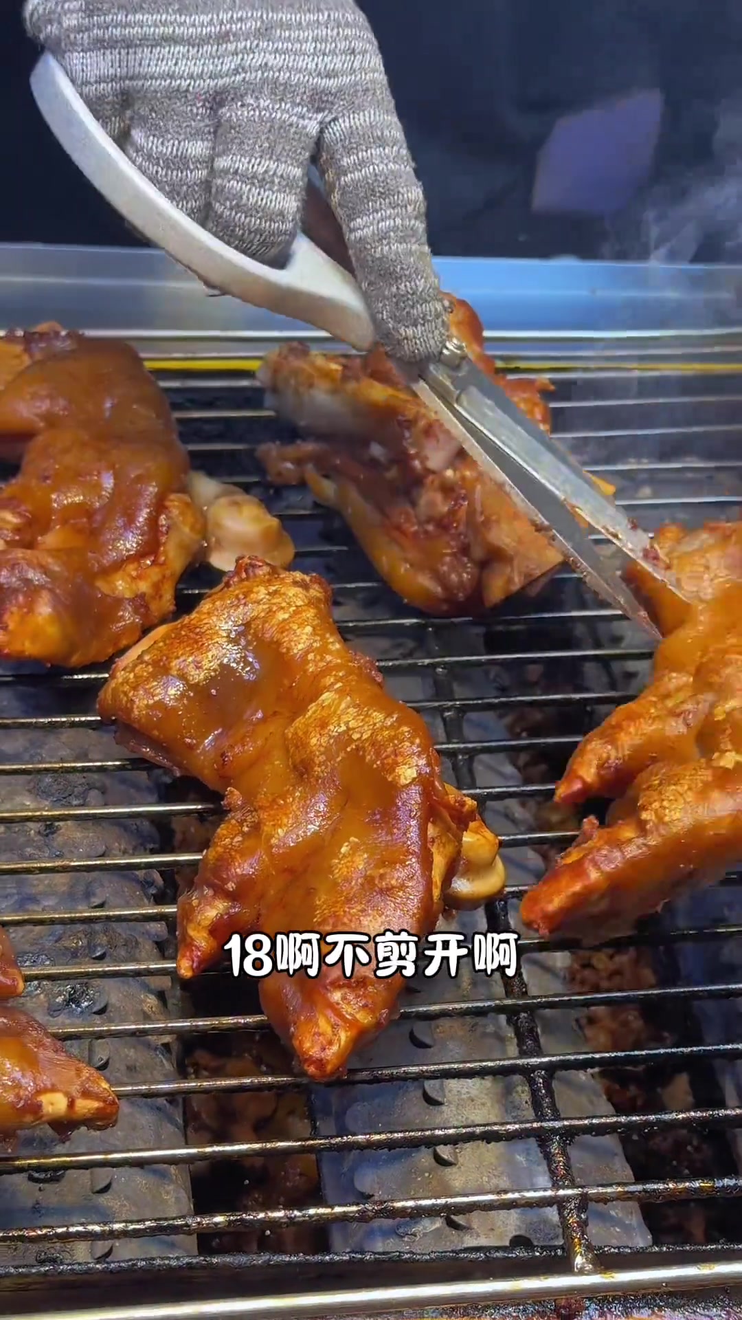 来啦姐妹们今日份夜市吃吃呀不踩雷哈哈哈哈哈哈!烤猪蹄好吃墨鱼丸好吃龙虾尾好吃炸土豆一般但也