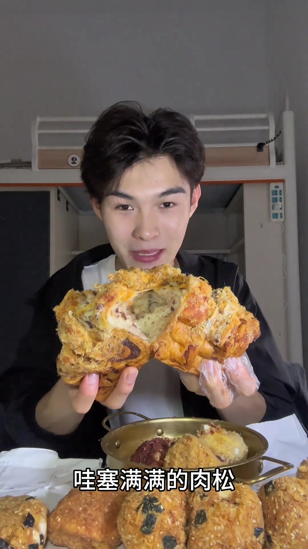今天是肉松局，满满的肉松，小贝还是鲍师傅更好吃，佑禾吐司真的没话说，佳哥新品也不错