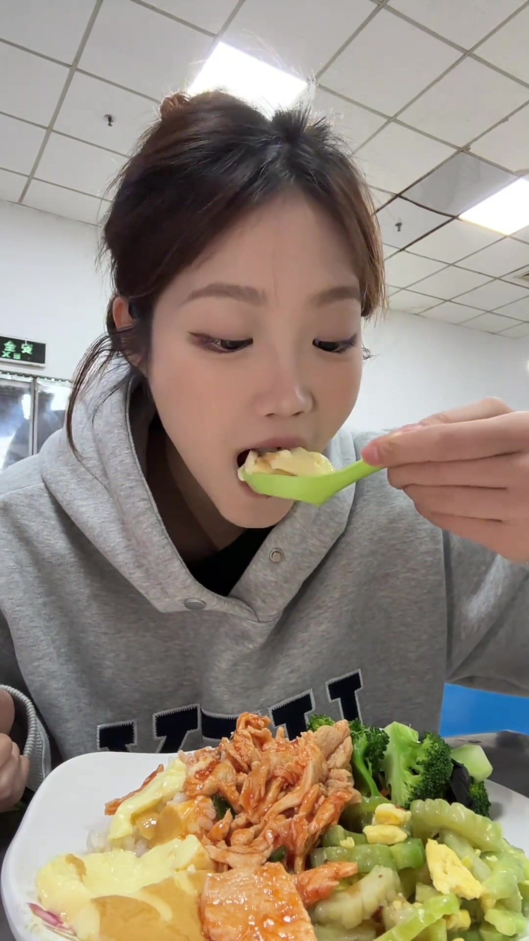 今天简单在学校吃点 食堂的饭菜还是一如既往的好吃