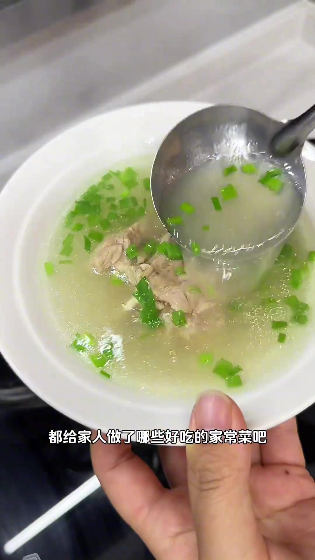 降温了,又到了江苏人吃咸肉菜饭的时候,搭配骨头汤红烧肉绝了