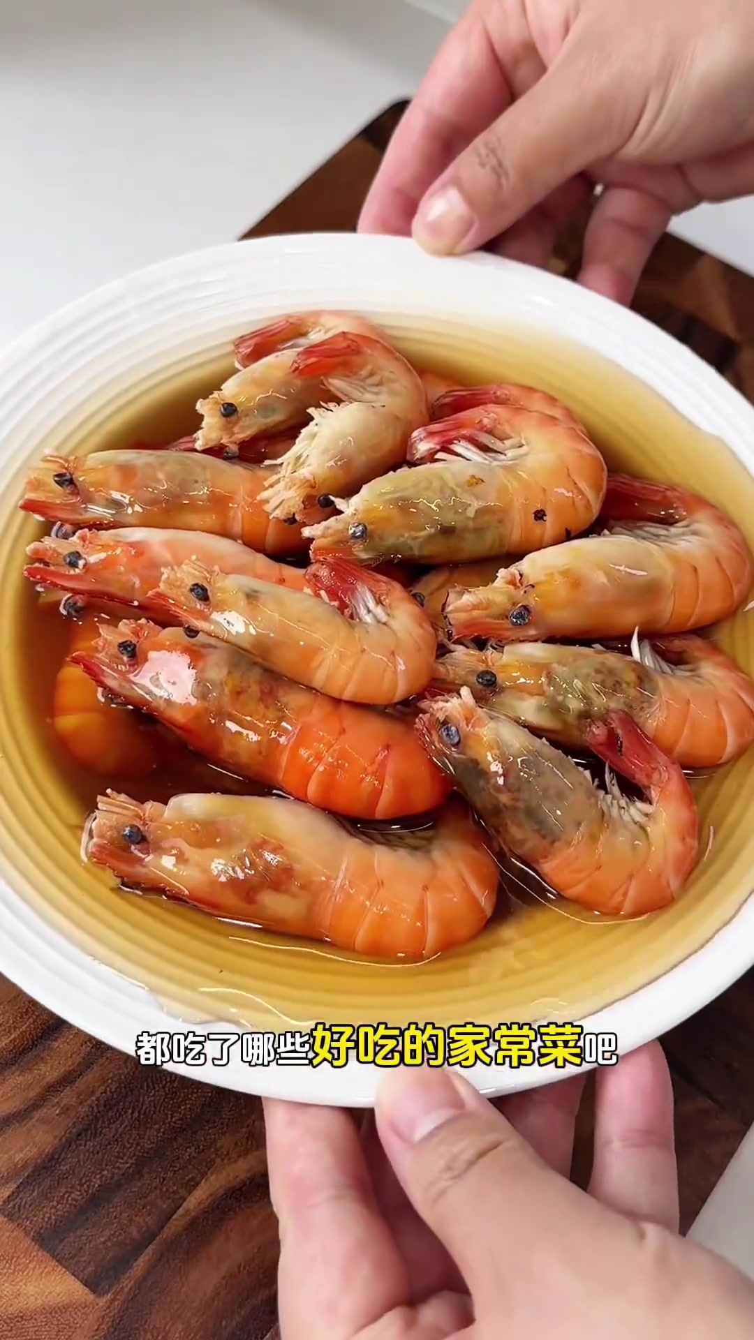 江苏普通家庭周六给孩子们做了好多好吃的家常菜，各个都巨下饭。 梅干菜烧鸡爪，鱼头炖豆腐，用