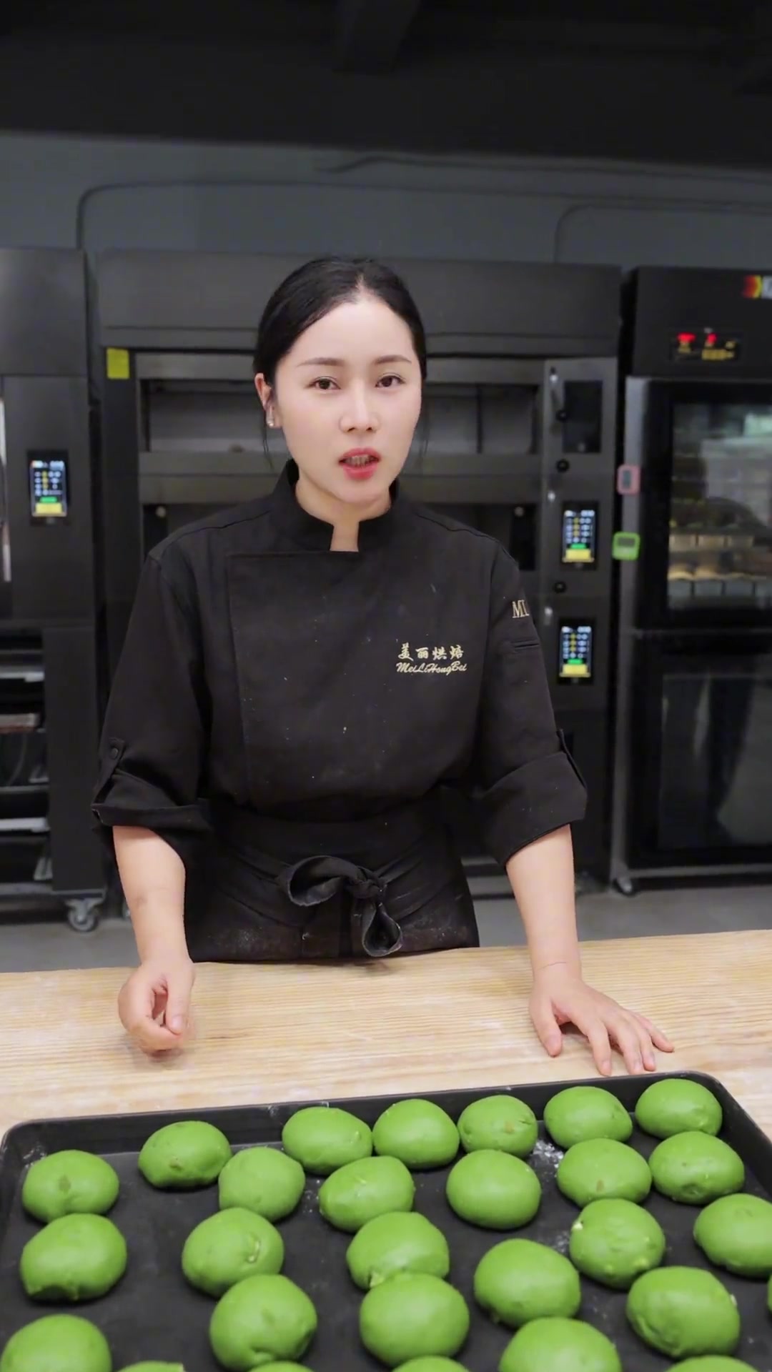 知道吗?橄榄型面包怎么整形才不容易爆? 橄榄型是面包经典造型之一,但是有的同学容易烤爆。