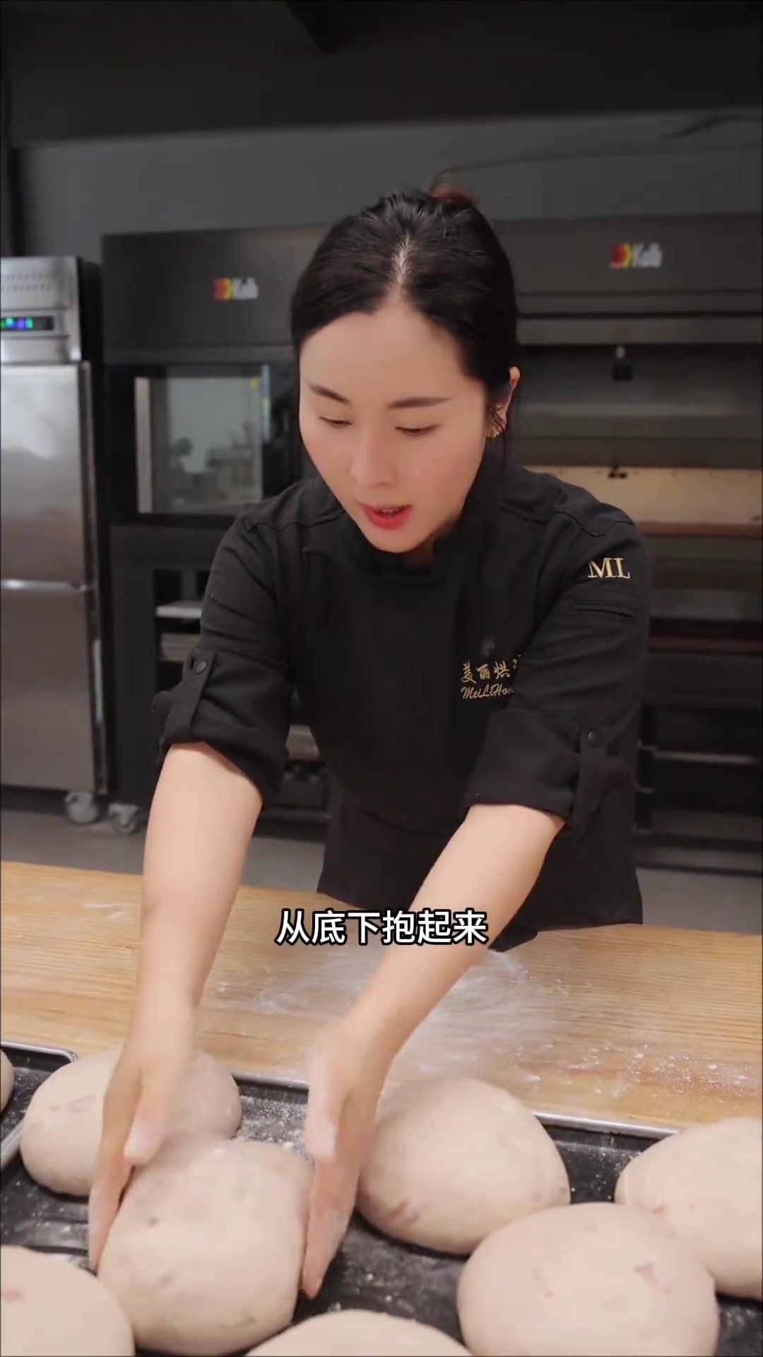 又软又瘫的大水量面包如何整形？ 大水量面包虽然好吃，但是无论是打面还是整形，都需要好的方法
