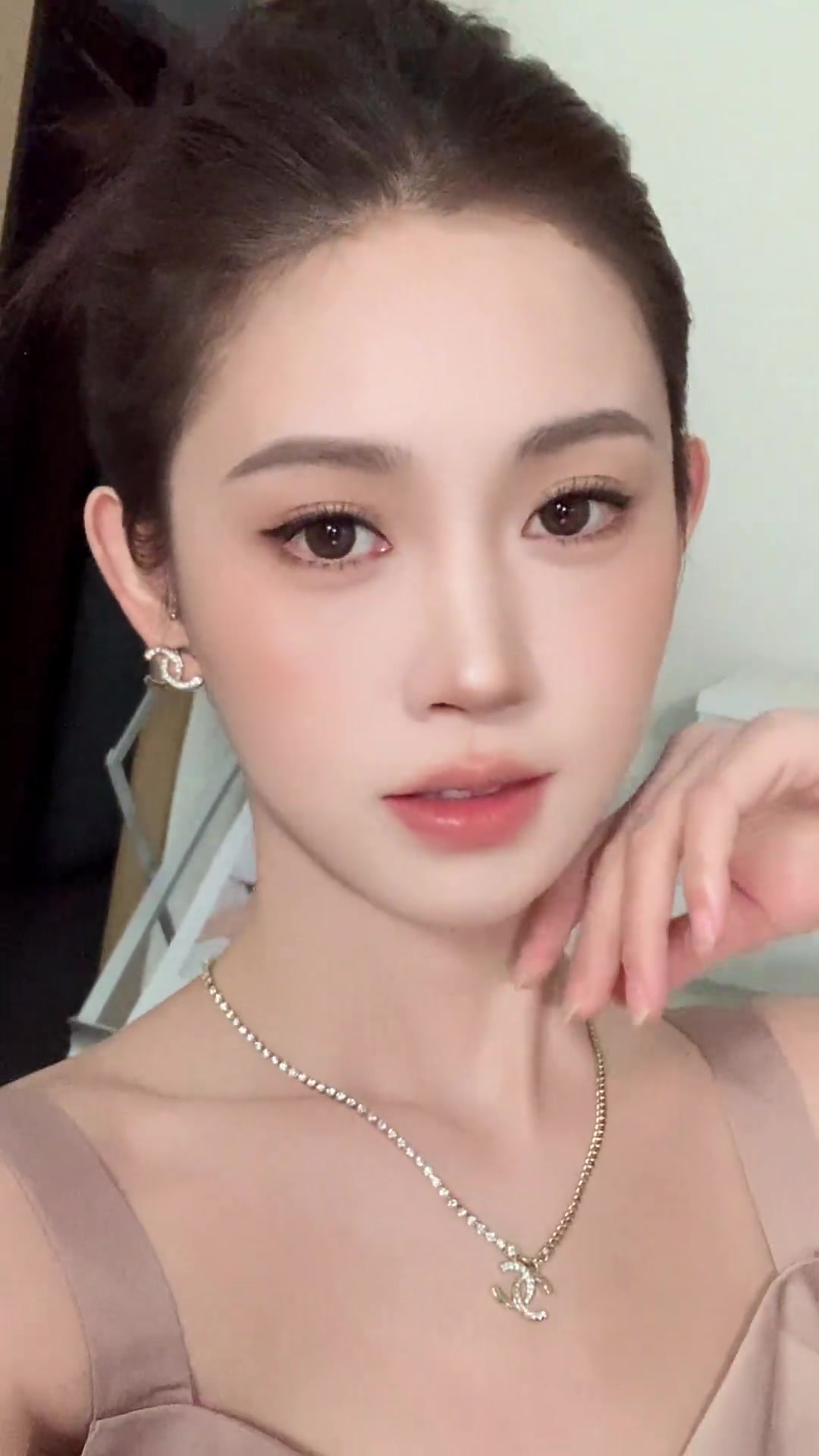 早秋化什么妆啊 当然要来化贵贵感的杏橘妆啊！