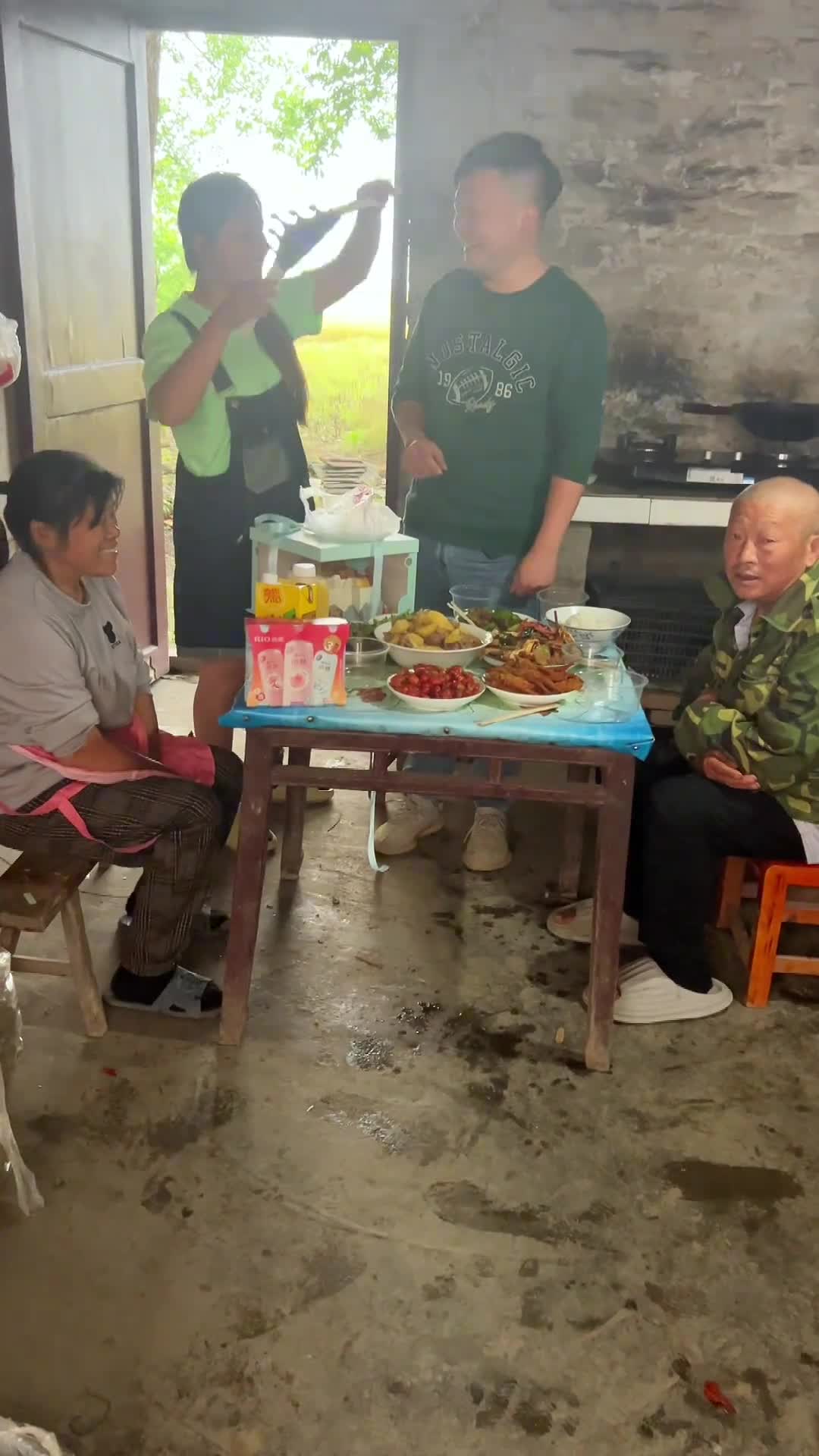 感谢妈妈忙碌了一下午，为我做的生日餐、感谢老婆送的生日蛋糕，今天是我31岁生日