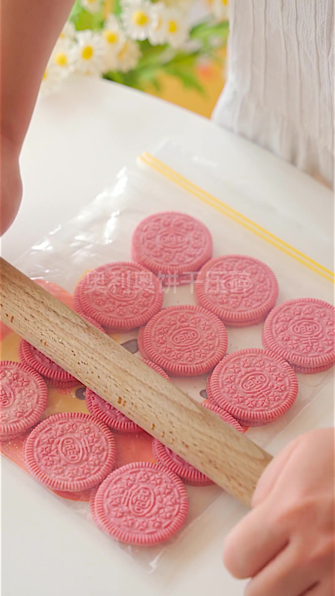 搅一搅不用烤箱就能成功的粉色奥利奥蛋糕，口感丝滑超级好吃～