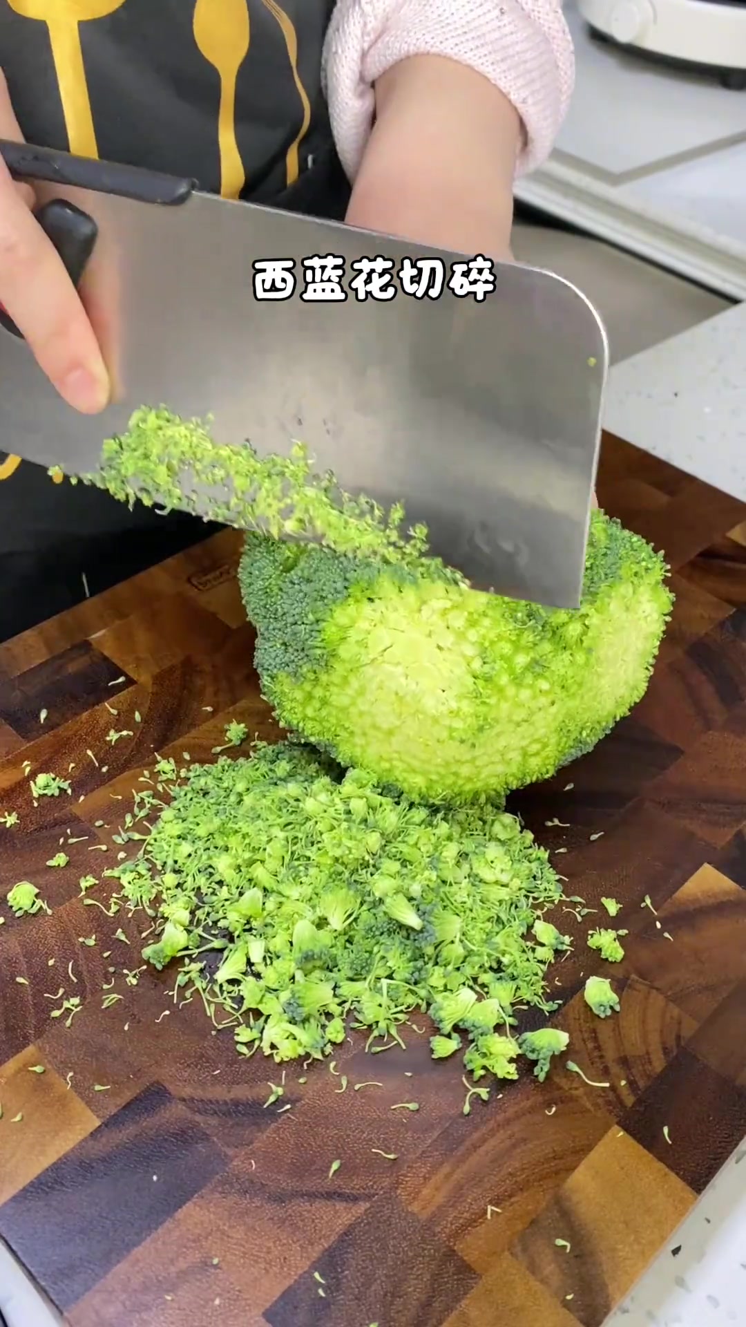 没有宝宝能拒绝这个西兰花虾滑蒸蛋吧，一口下去有菜有肉有蛋，做法特别简单，春色盎然，营养满满