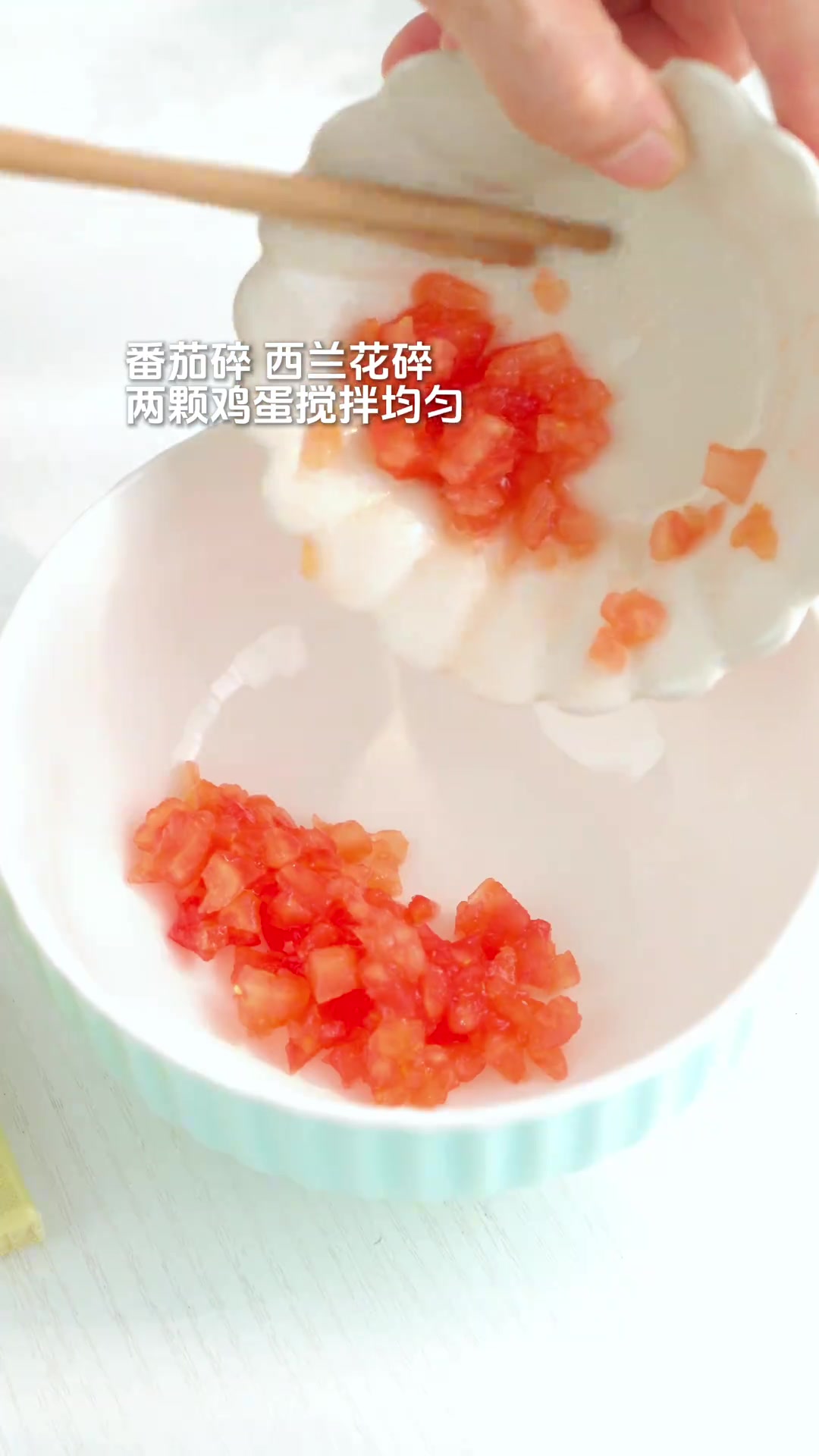 没想到一个馒头也可以给宝宝做时蔬馒头汉堡，软糯糯的，特别香甜，宝宝很爱吃，一口下去有菜有蛋