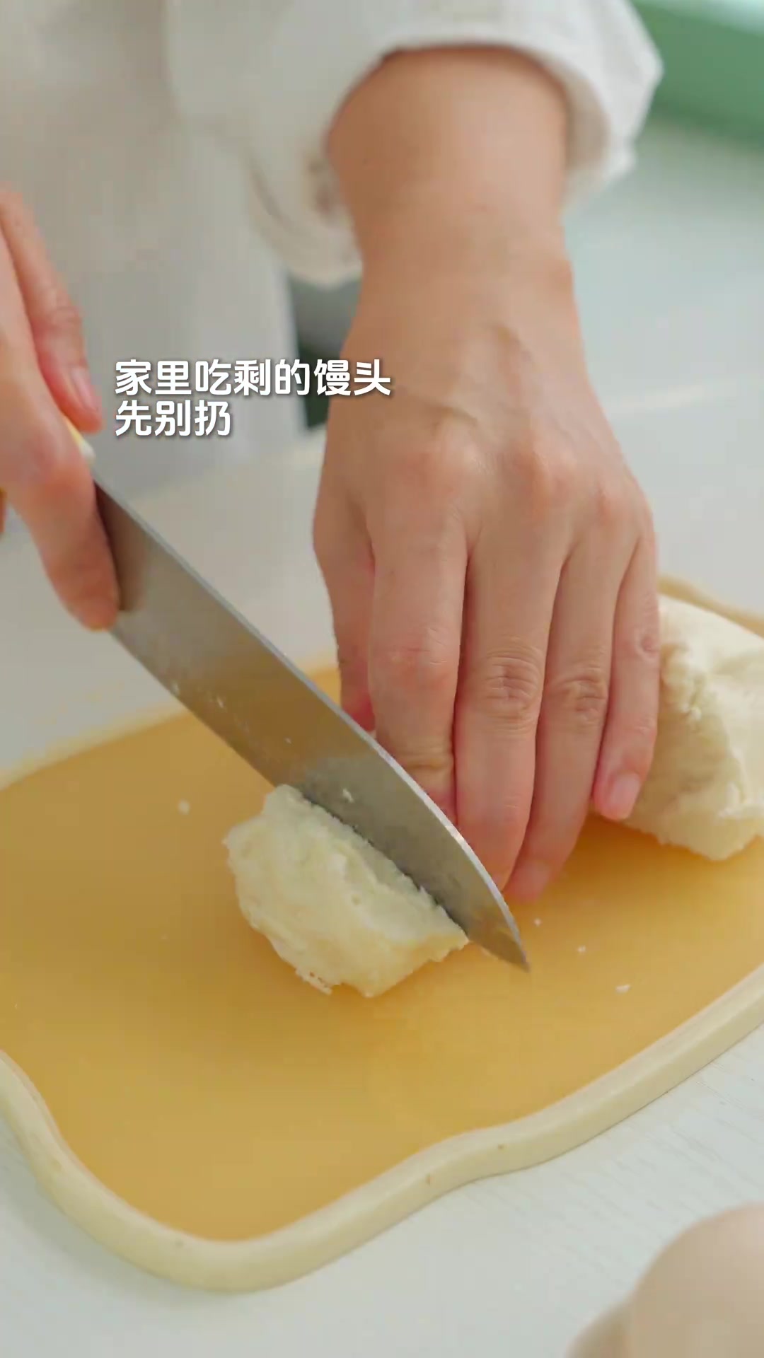 用一个馒头就可以给宝宝做时蔬馒头饼，软糯糯的，又香又甜，好吃还营养，给宝宝当早餐饼太合适了