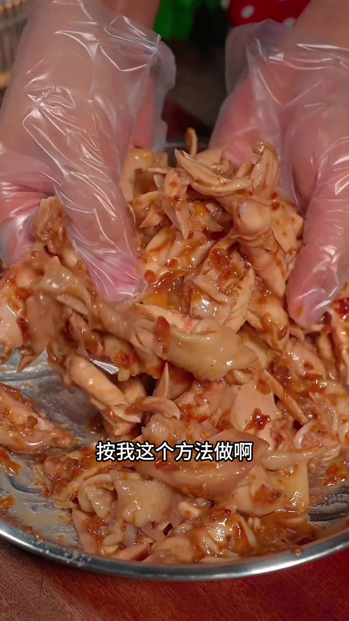 这样做的葱油捞鸡鲜香美味 全家人都喜欢吃 一到周末，我家两个女儿就想吃葱油捞鸡，按我这个方