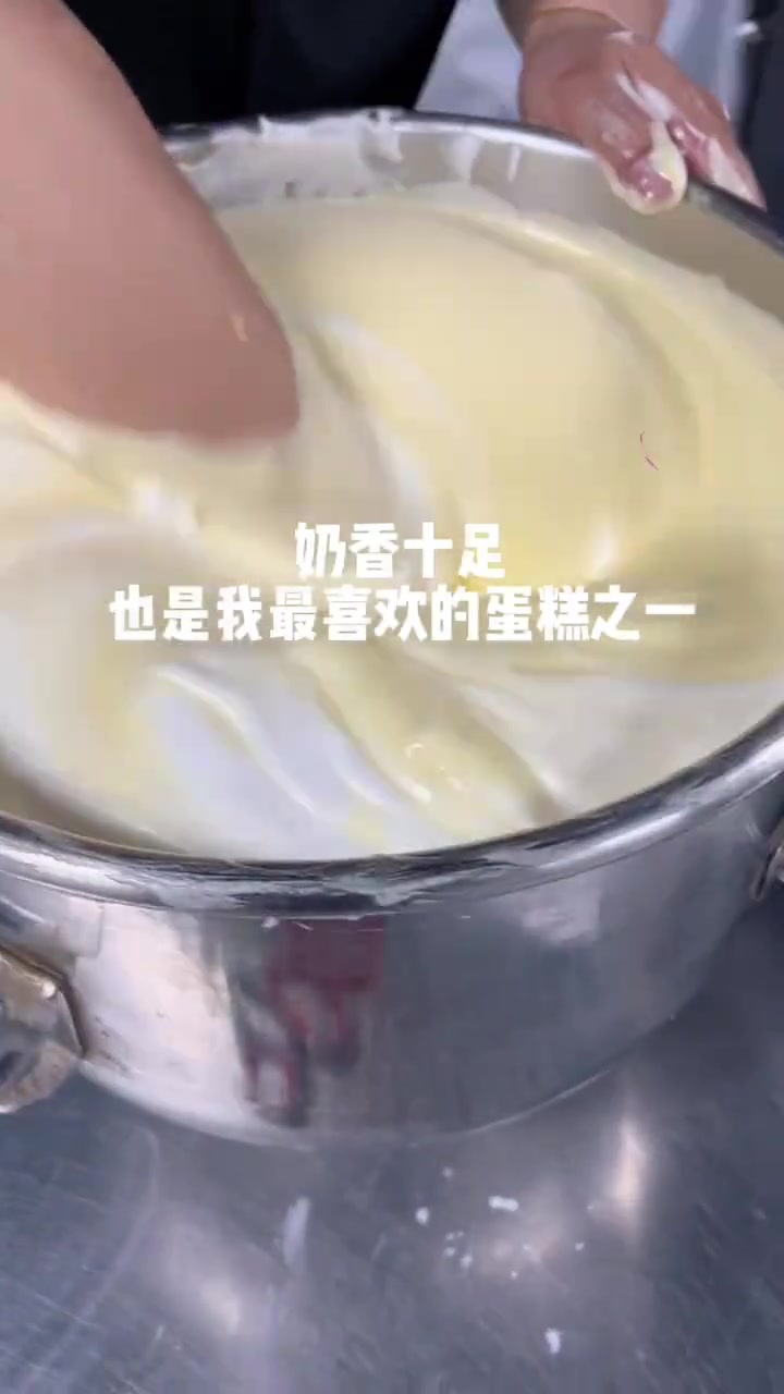 女王卷蛋糕 配方： 蛋清650克，细砂糖275克，盐8克，塔塔粉6克，黄油200克，纯牛奶