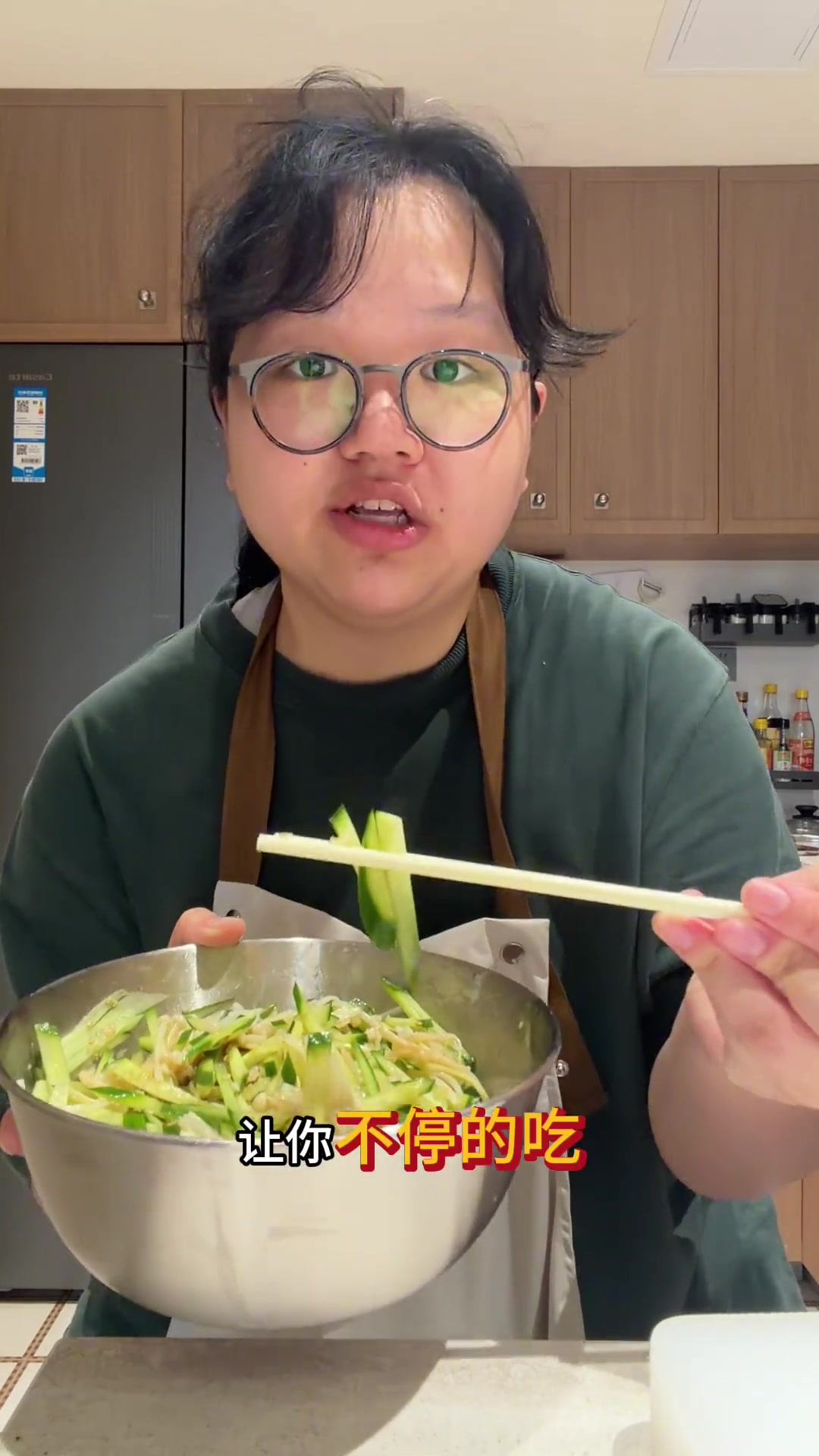 如果我开bistro 这将是我的招牌菜！ 今天做的是：减脂凉拌金针菇黄瓜 吃完倒欠两百卡！