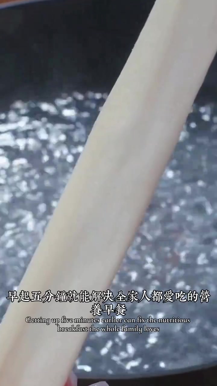 谁能想到把虾滑放在饺子皮上捏紧，早起5分钟就能解决全家人都爱吃的营养早餐，做法没想到这么简