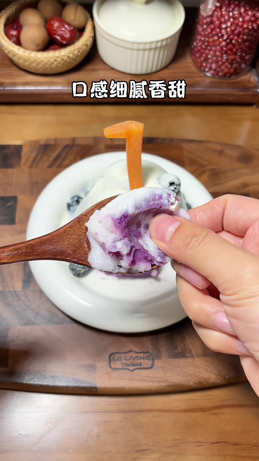 宝宝的第一个生日蛋糕当然是妈妈做的动手给宝宝做一个精致的小蛋糕无蛋无糖无奶油也不需要烤箱做