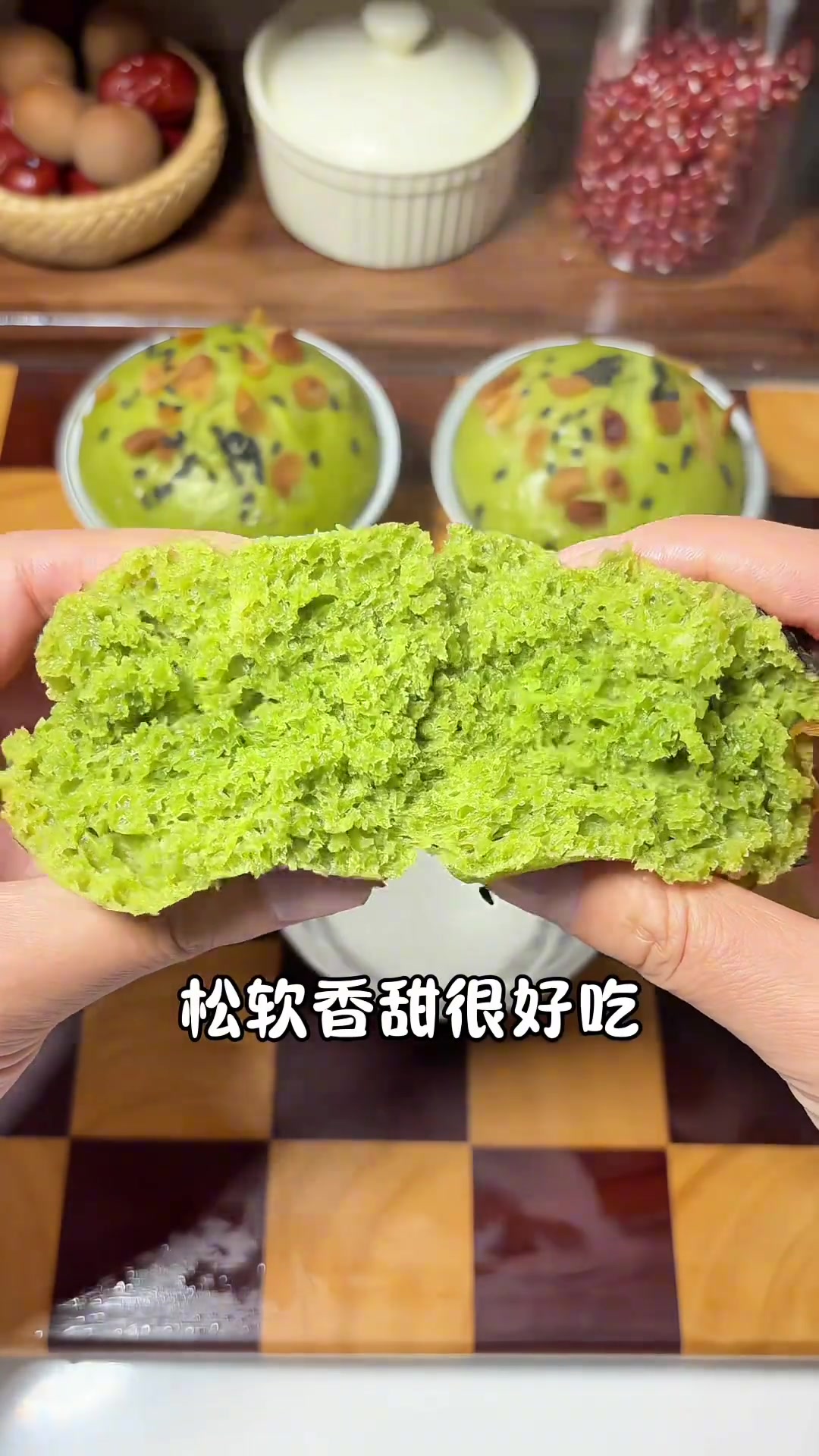 菠菜苹果发糕 宝宝多吃发酵面食好处多用菠菜和苹果做成蓬松暄软的发糕宝宝很爱吃而且做法简单只