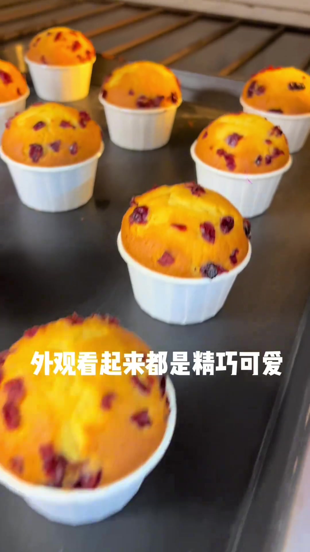 马芬蛋糕 配方： 鸡蛋465克，细砂糖300克，盐5克，蜂蜜45克，液态酥油290克，纯牛