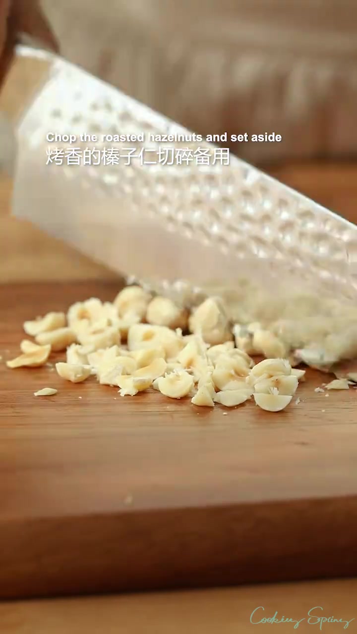 浓郁又丝滑的榛子奶油，今天做一口心醉的榛子可可磅蛋糕~